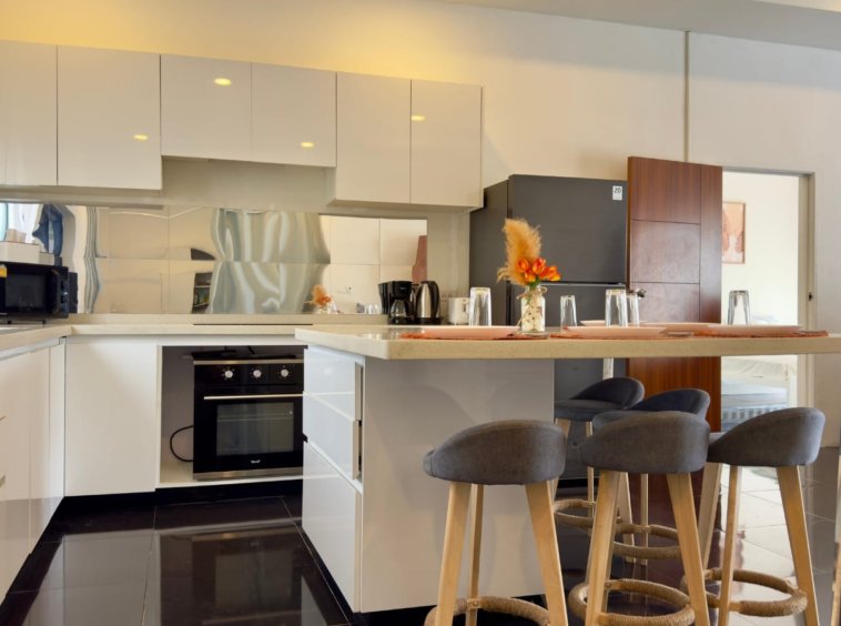 Cuisine équipée villa Koh Mzé Koh Samui, îlot central avec bar et électroménager complet inclus