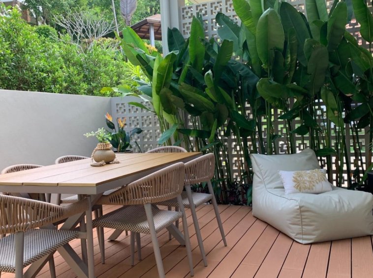 Terrasse villa Hua Thanon Koh Samui, dressing teck lattes et niches décoratives avec coffre-fort