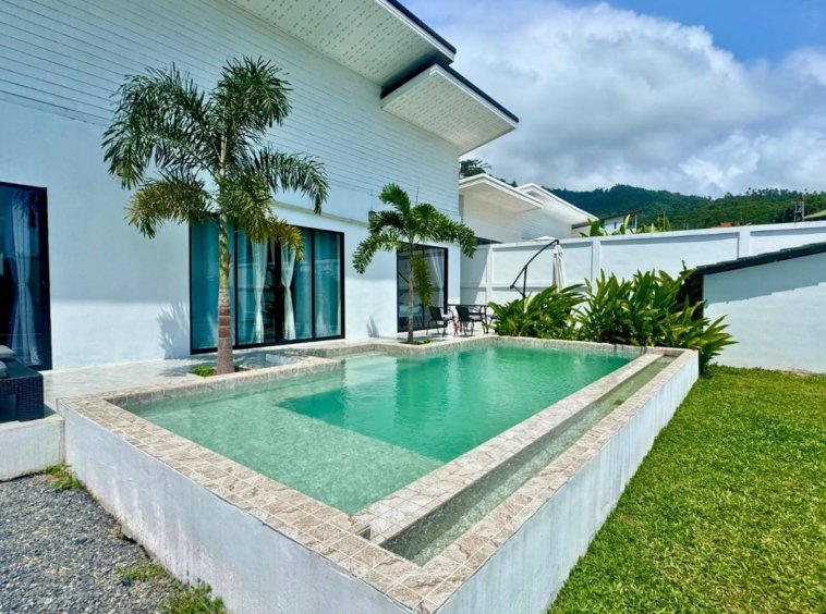 Villa piscine privée freehold Hua Thanon Koh Samui, jardin tropical et vue sur colline verdoyante