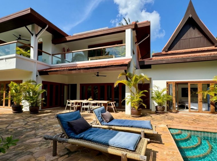 Façade villa Baan Lotus toiture thaïlandaise balcon verrière piscine