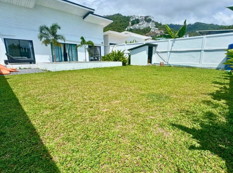 Jardin villa Koh Mzé Koh Samui, grande pelouse privée avec vue sur montagne et environnement calme