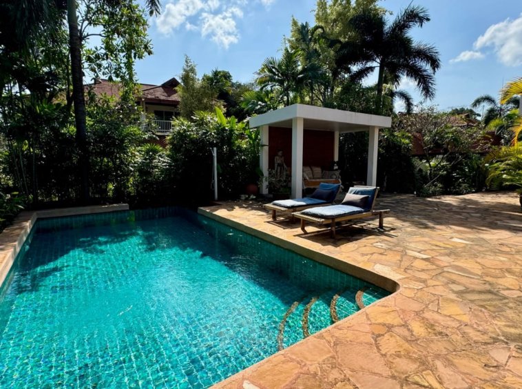 Piscine privée rectangulaire jardin tropical villa Baan Lotus Koh Samui