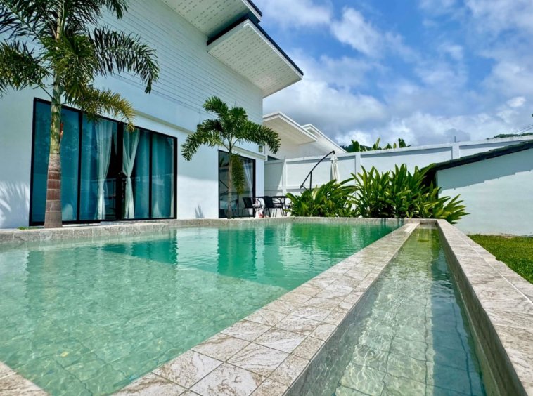 Piscine privée villa Koh Mzé Hua Thanon Koh Samui, eau turquoise palmiers et terrasse carrelée