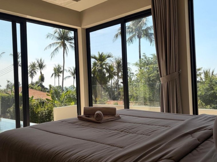 Salle de bain chambre villa Hua Thanon Koh Samui, vasque marbre suspendue miroir organique et porte teck