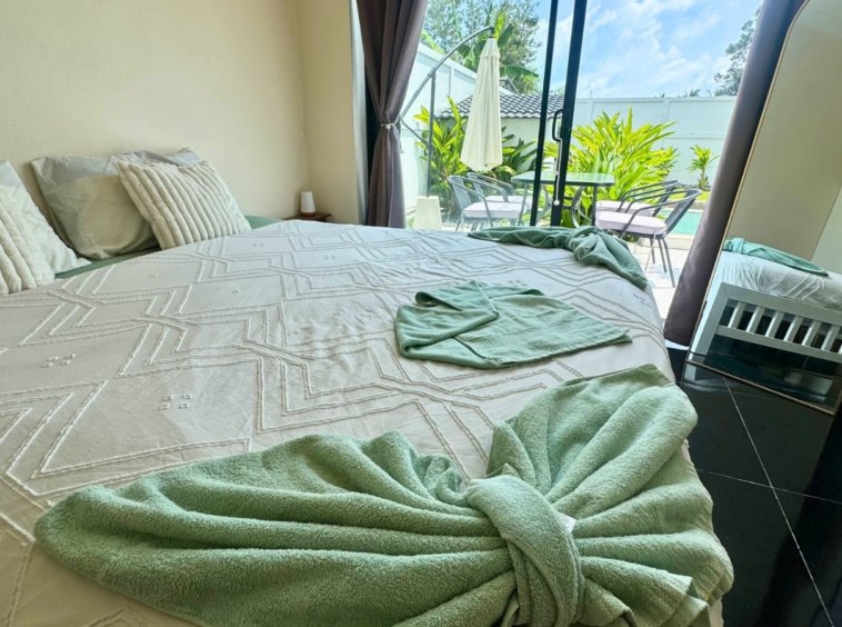 Chambre villa Koh Mzé Hua Thanon Koh Samui, lit double accès piscine et jardin tropical ensoleillé