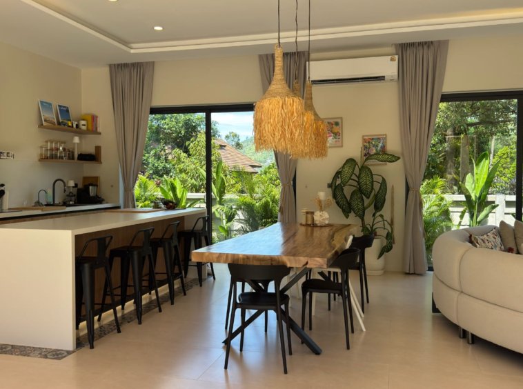 South West Villa à Lamai, Koh Samui — salon et cuisine ouverte