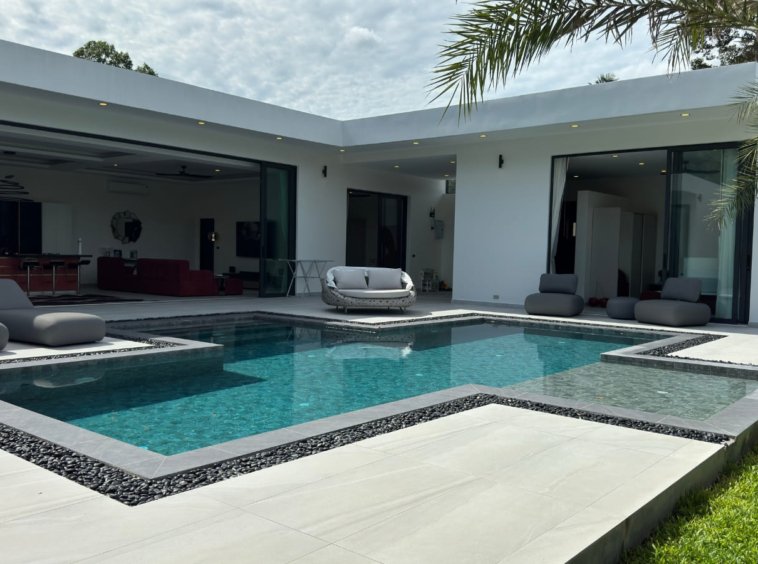 Piscine privée et bains de soleil de la Villa Zola à Lamai