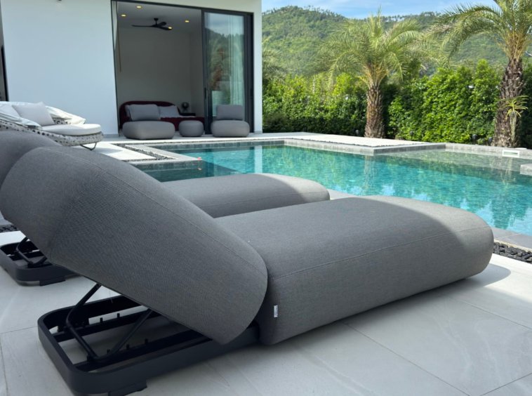 Bain de soleil au bord de la piscine avec vue montagne, Villa Zola, Koh Samui