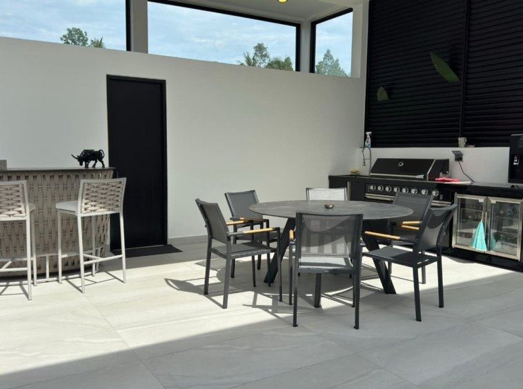 Cuisine extérieure avec barbecue et coin repas de la Villa Zola