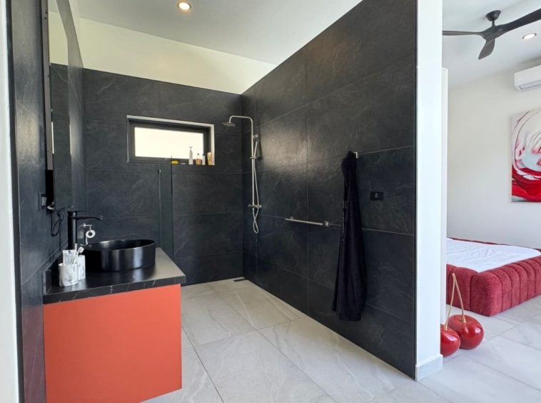 Salle de bain en ardoise de la suite parentale, Villa Zola, Koh Samui