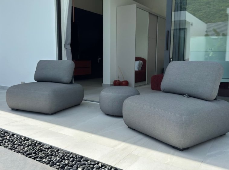 Salon extérieur sur la terrasse au bord de la piscine, Villa Zola