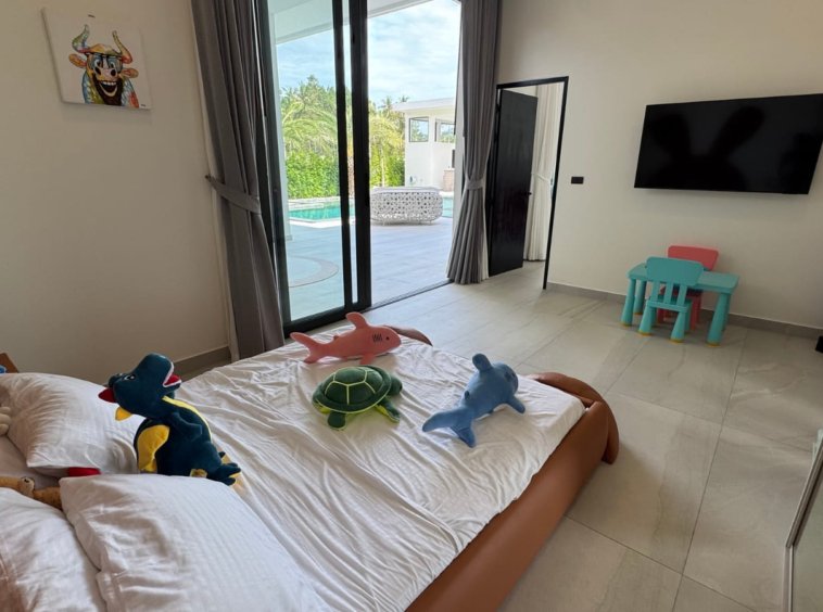Chambre d'enfant avec accès direct à la piscine — Villa Zola