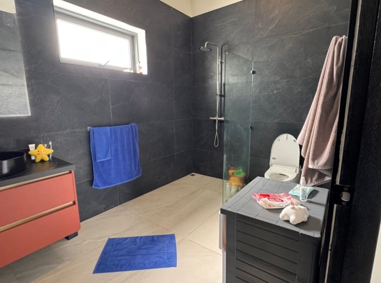 Salle de bain avec douche à l'italienne — Villa Zola, Koh Samui
