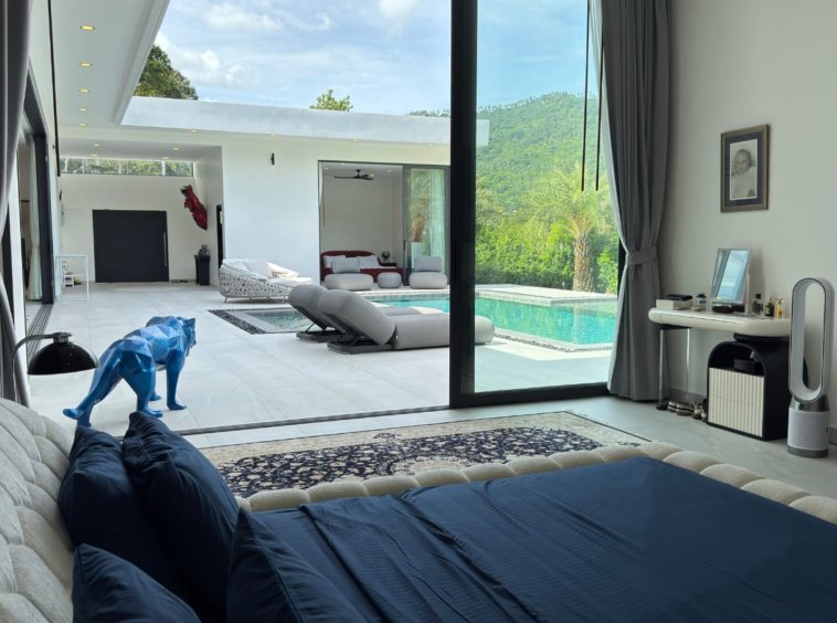 Suite parentale ouverte sur la piscine et la vue montagne — Villa Zola