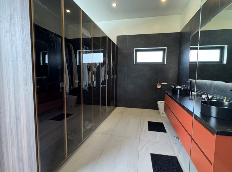 Salle de bain double vasque avec dressing — Villa Zola, Koh Samui