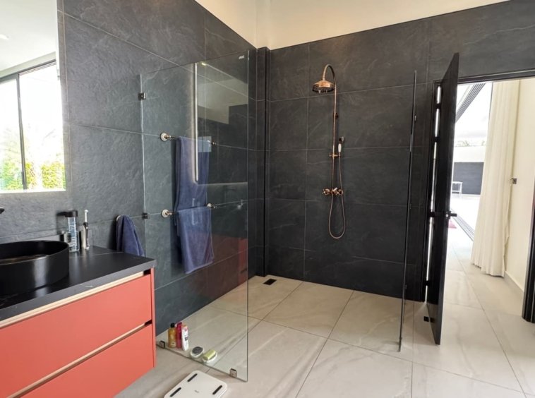 Salle de bain en ardoise avec douche à l'italienne — Villa Zola