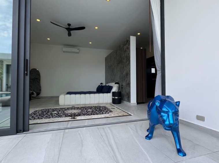 Suite parentale ouverte sur la terrasse et la piscine — Villa Zola, Koh Samui