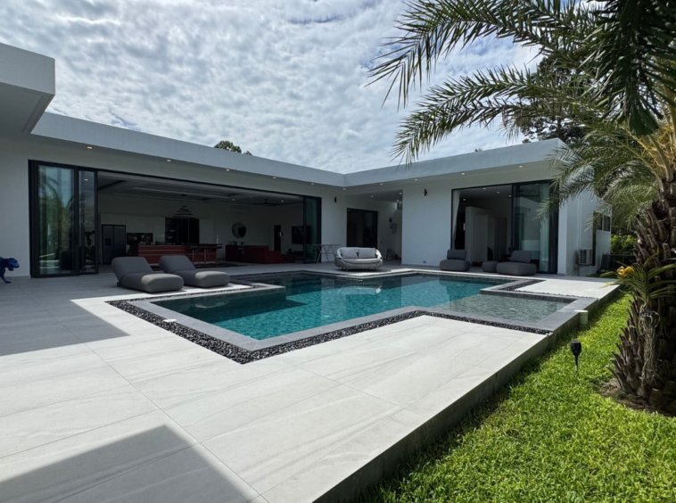 Vue extérieure de la Villa Zola avec piscine et jardin paysager à Koh Samui