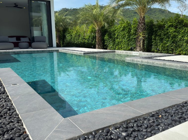 Piscine à débordement avec vue montagne de la Villa Zola à Lamai