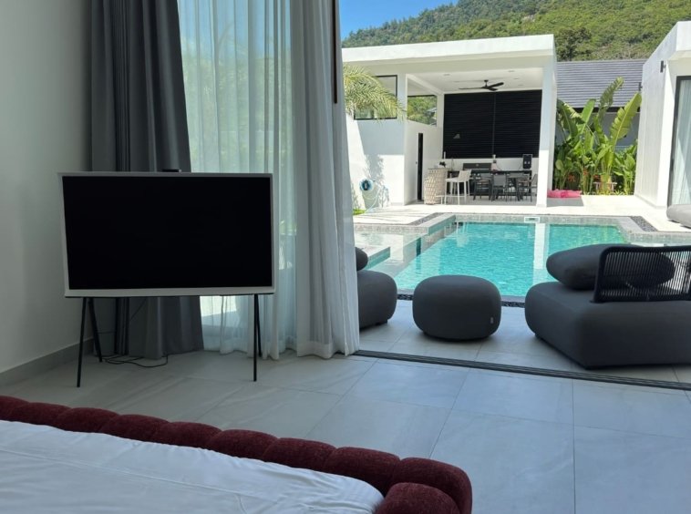 Chambre de la Villa Zola avec vue sur la piscine et la montagne à Lamai