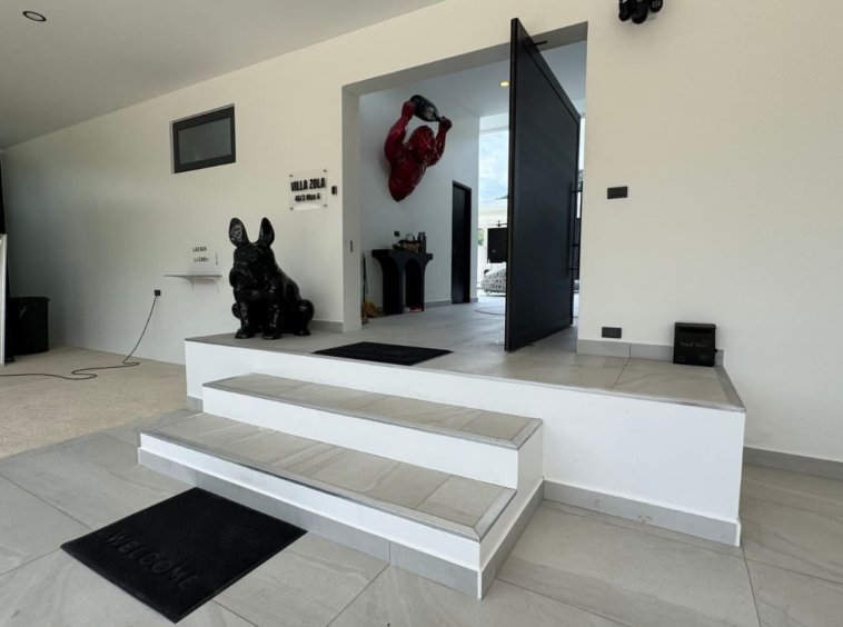 Entrée de la Villa Zola avec porte pivotante design à Koh Samui