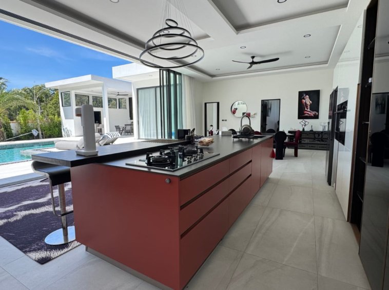 Cuisine équipée avec îlot central ouverte sur la piscine — Villa Zola, Koh Samui