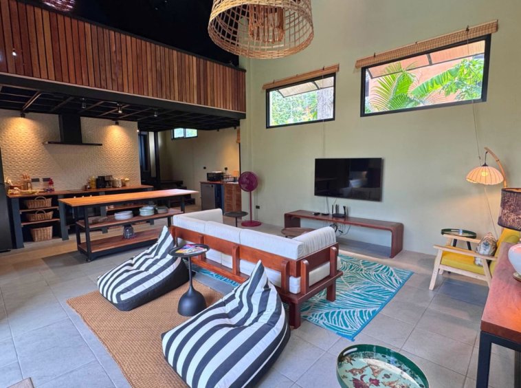 Piscine privée carrelée de la Villa Il Segreto à Lamai