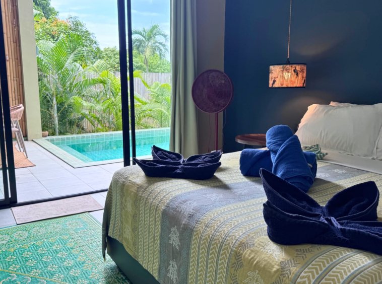 Chambre principale de la Villa Il Segreto, ouverte sur la piscine