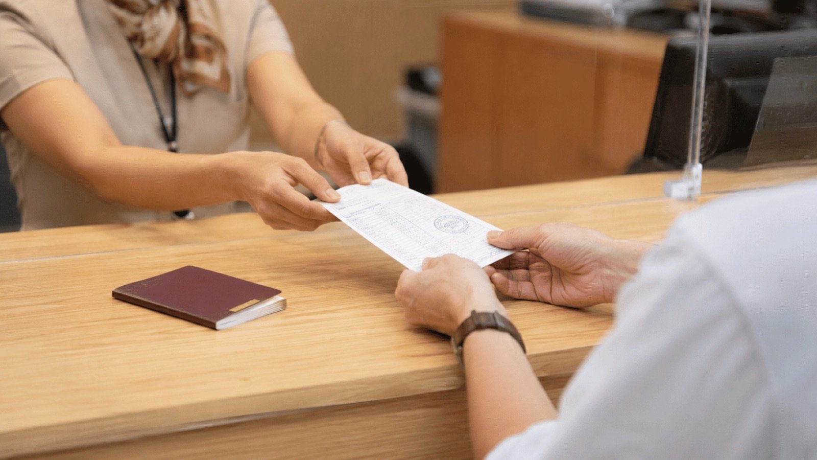 Remise du FET form au guichet d'une banque thaïlandaise après un virement en devises