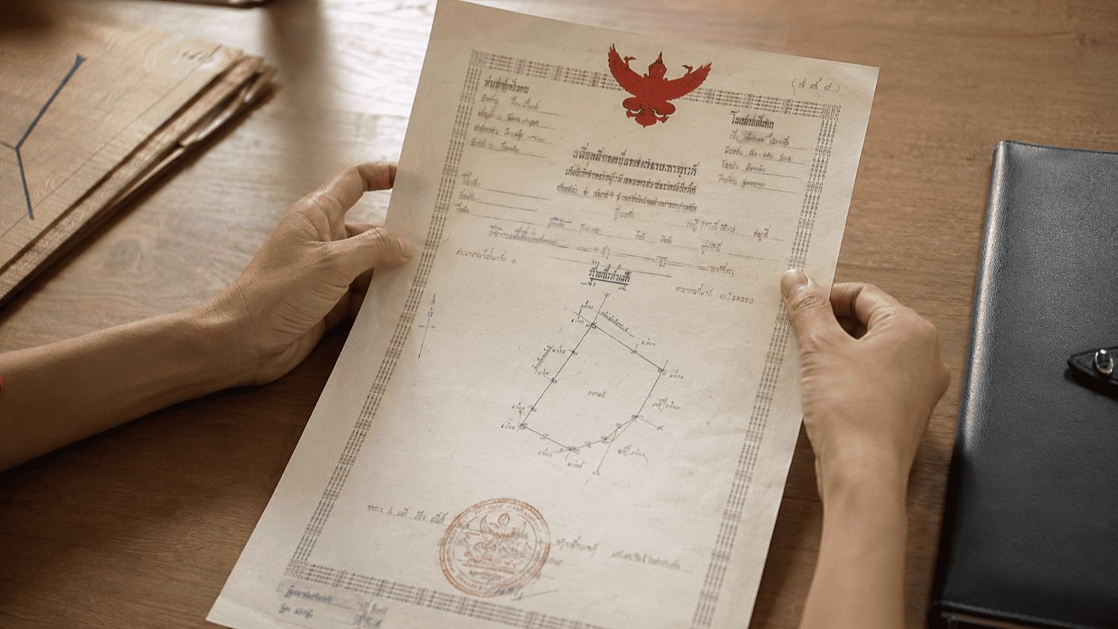 Titre de propriété chanote avec l'emblème garuda rouge et son plan de parcelle