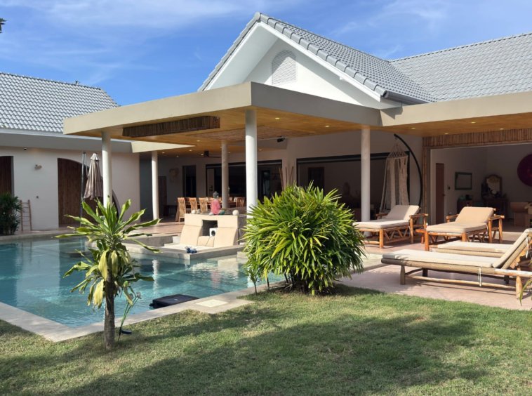 Villa Sunny Ban à Lamai, Koh Samui, villa 3 chambres avec grande piscine privée et terrasses couvertes