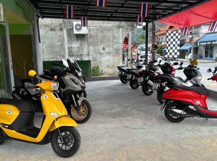 Flotte de scooters récents du commerce Samui Bike Tour à Lamai