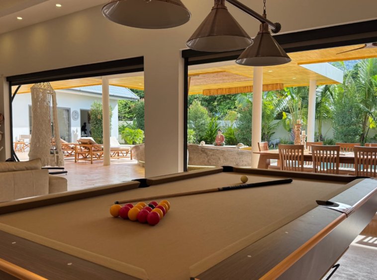 Billard de la Villa Sunny Ban, ouvert sur la piscine et le bar