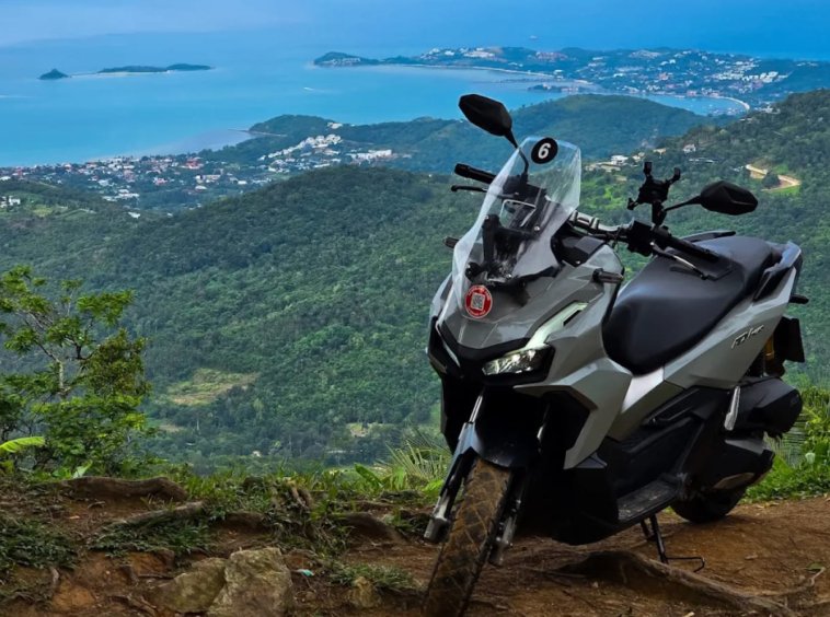 Scooter de Samui Bike Tour avec vue sur la mer de Koh Samui
