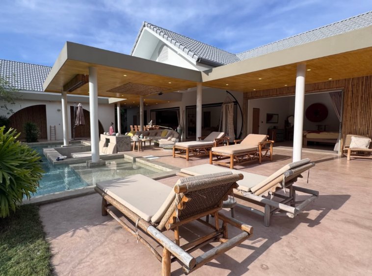 Transats en bambou au bord de la piscine de la Villa Sunny Ban
