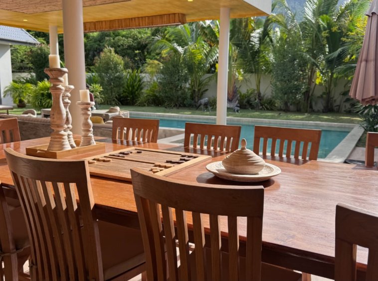 Salle à manger extérieure de la Villa Sunny Ban