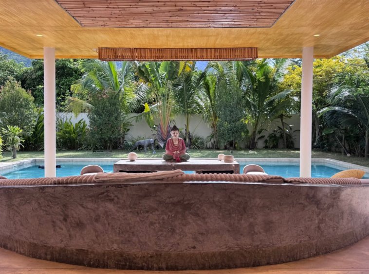 Bar au bord de la piscine de la Villa Sunny Ban