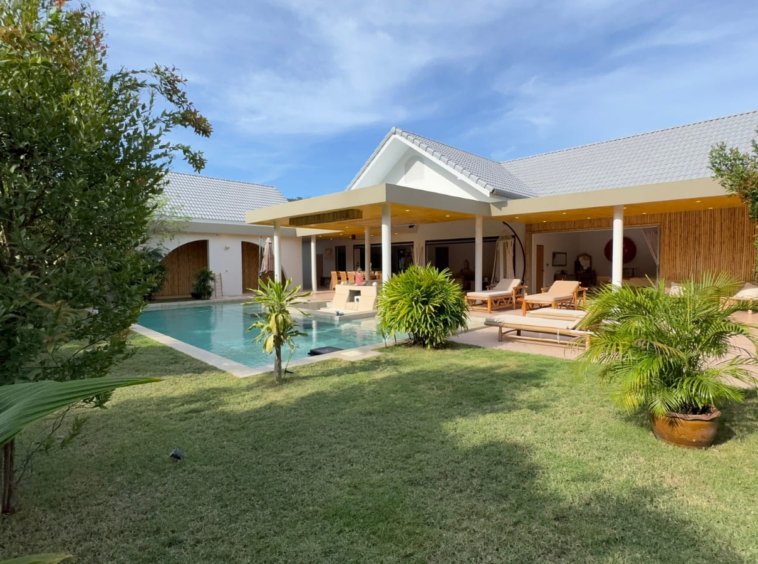 Jardin privé engazonné de la Villa Sunny Ban à Lamai