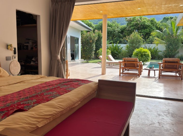 Chambre de la Villa Sunny Ban ouverte sur la piscine