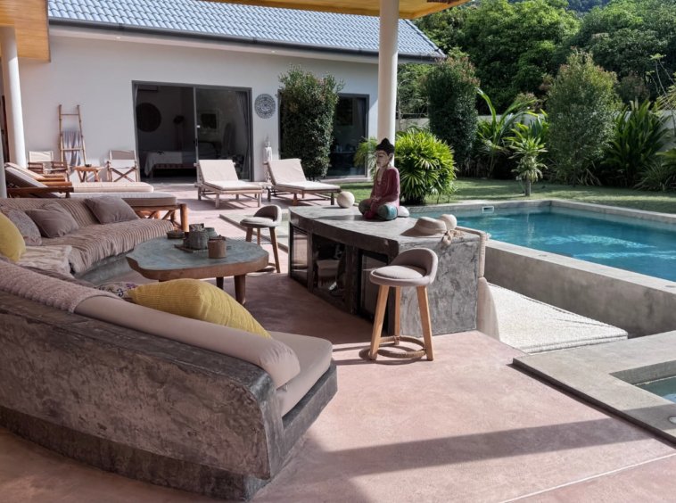 Terrasse avec bar et piscine de la Villa Sunny Ban