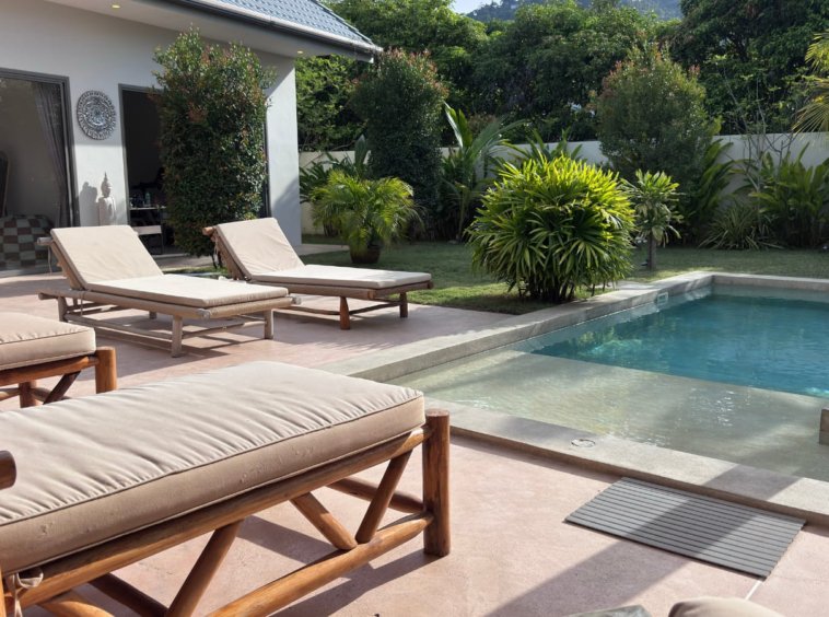Espace détente au bord de la piscine de la Villa Sunny Ban