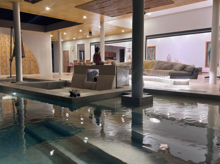 Piscine éclairée de nuit de la Villa Sunny Ban