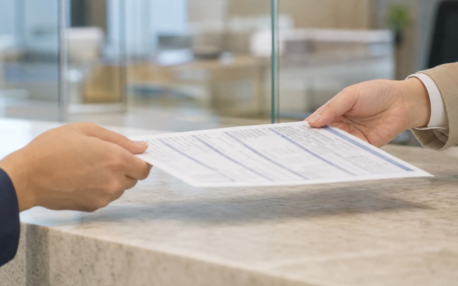 Remise du formulaire FET au guichet d'une banque thaïlandaise après un virement en devises