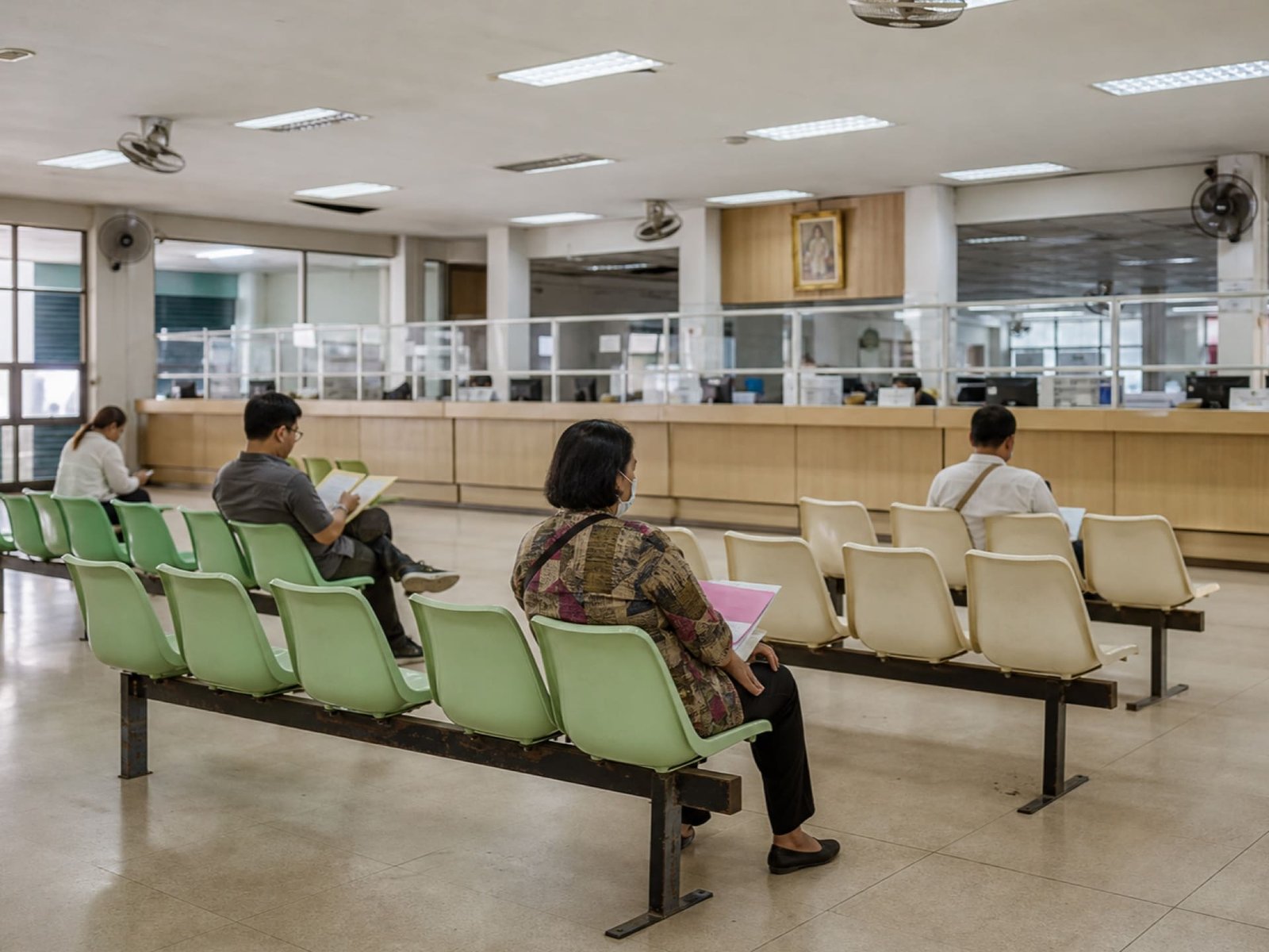 Salle d'attente d'un Land Office thaïlandais, où se signent les transferts de propriété
