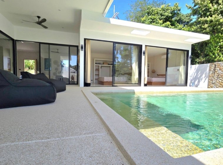 Piscine privée et terrasse avec poufs de la Villa Ankaa