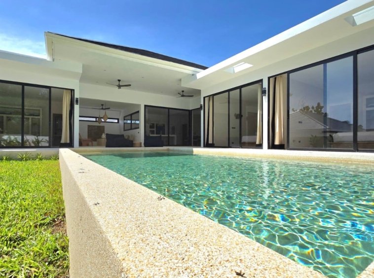 Piscine de la Villa Ankaa avec vue sur le jardin