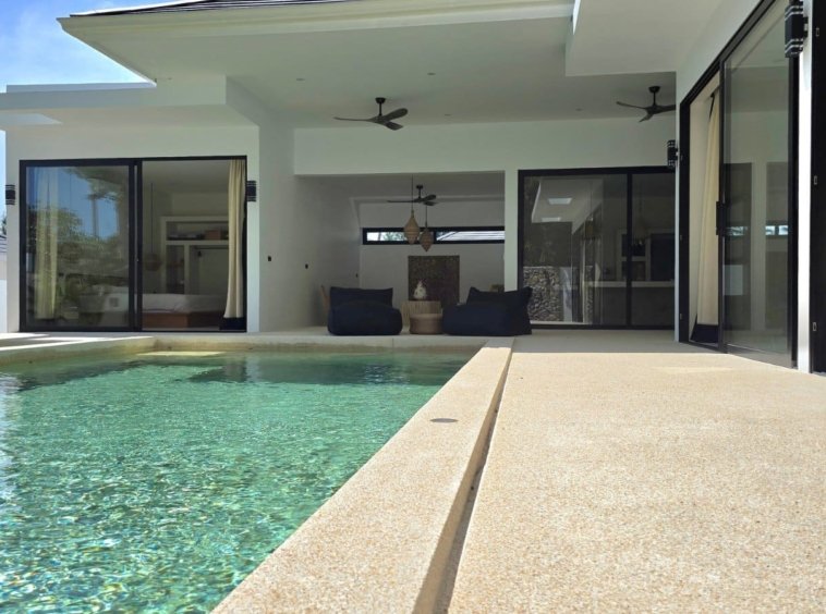 Piscine et baies vitrées de la Villa Ankaa