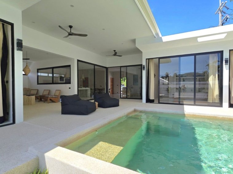 Terrasse au bord de la piscine de la Villa Ankaa