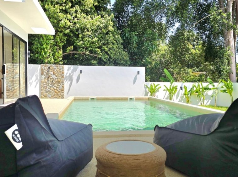 Coin détente au bord de la piscine de la Villa Ankaa