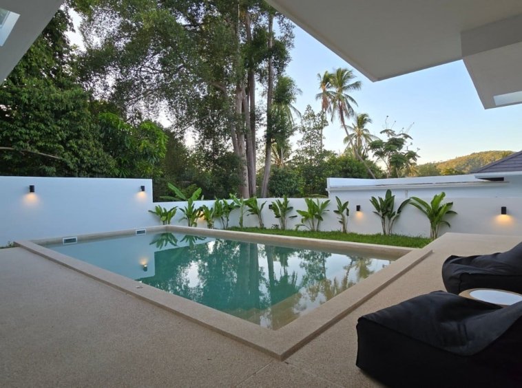 Piscine de la Villa Ankaa en soirée